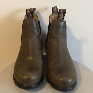 Women’s Heeled edition Blundstone boots in Taupe